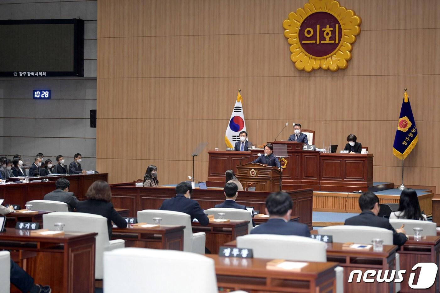 본문 이미지 - 강기정 광주시장이 14일 오전 시의회 본회의장에서 열린 제312회 제2차 정례회 제4차 본회의에 참석하여 2023년도 광주광역시 일반 및 특별회계 세입‧세출예산안 등 예산안 의결에 따른 인사말을 하고 있다.(광주시 제공)2022.12.14/뉴스1 ⓒ News1 박준배 기자