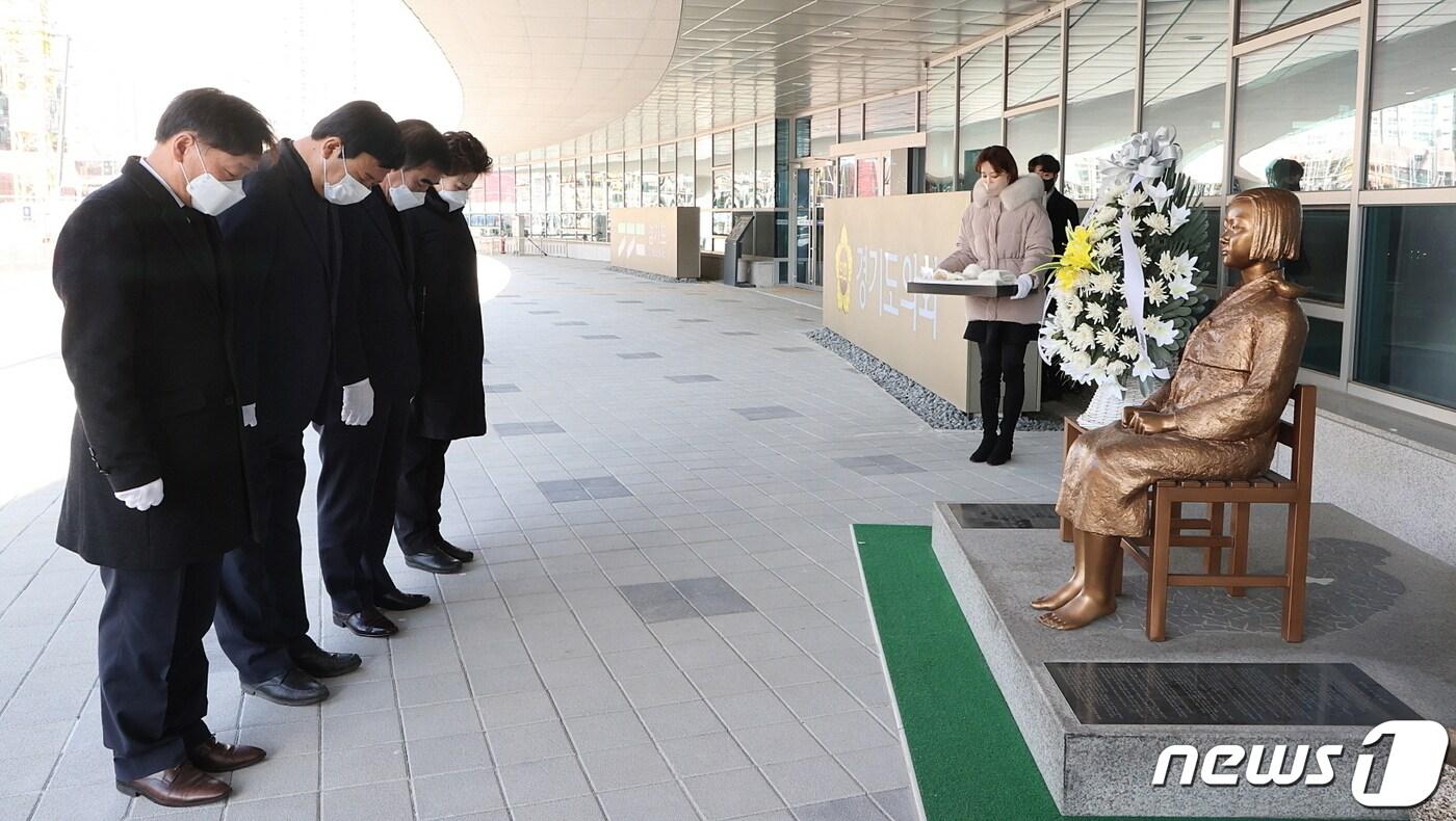 본문 이미지 - 염종현 경기도의회 의장 등이 14일 ‘도의회 평화의 소녀상’ 설치 4주년을 맞아 일본군 성노예 피해자들의 희생을 기리는 추모식을 가졌다.(경기도의회 제공)/