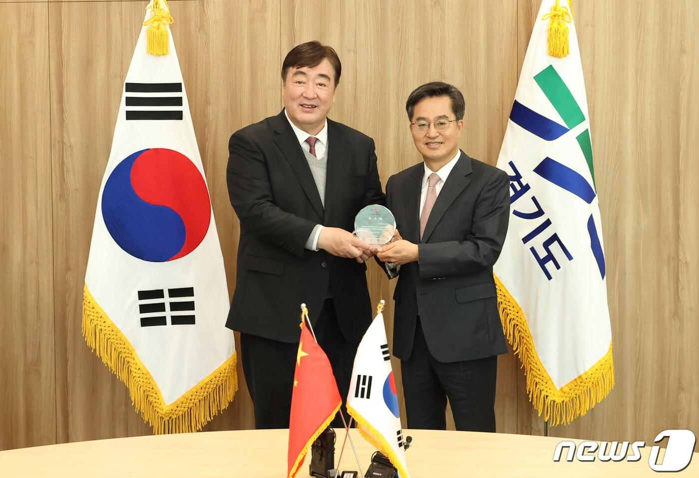 본문 이미지 - 김동연 경기도지사가 14일 싱하이밍(邢海明) 주한 중국대사와 만나 미래 신산업·미래세대 등 경기도-중국 간 교류 방안을 논의하고 경제 등 모든 분야에서 협력을 강화하기로 했다.(경기도 제공)