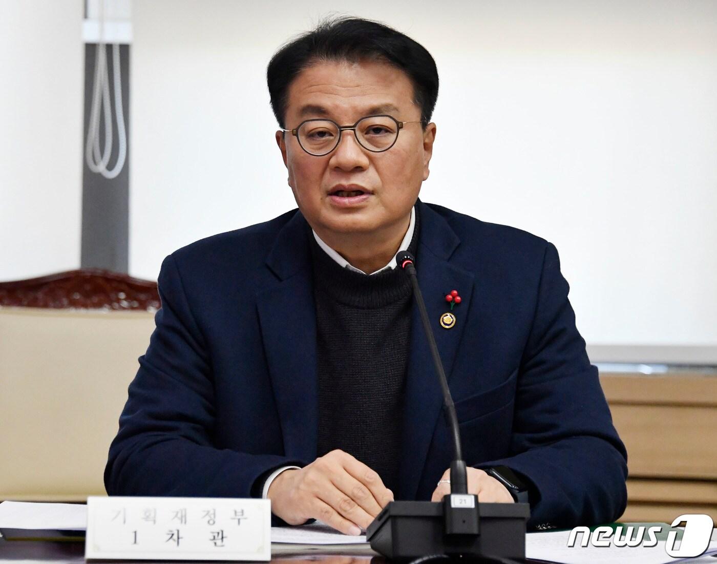 본문 이미지 - 방기선 기획재정부 차관이 14일 서울 종로구 정부서울청사에서 열린 &#39;인구위기대응 TF 3차 회의&#39;에서 모두발언을 하고 있다. &#40;기획재정부 제공&#41; 2022.12.14/뉴스1