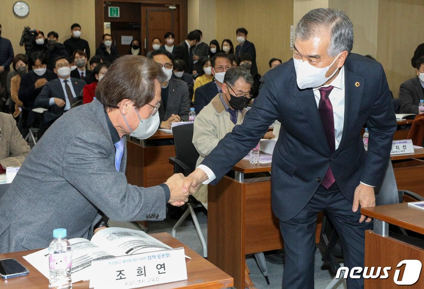 본문 이미지 - 조희연 서울시교육감(왼쪽)과 김현기 서울시의회 의장이 지난 14일 오후 서울 중구 서울특별시의회 서소문청사에서 열린 특성화고 활성화 방안 마련 정책 토론회에 참석해 인사를 나누고 있다. /뉴스1 ⓒ News1 김도우 기자