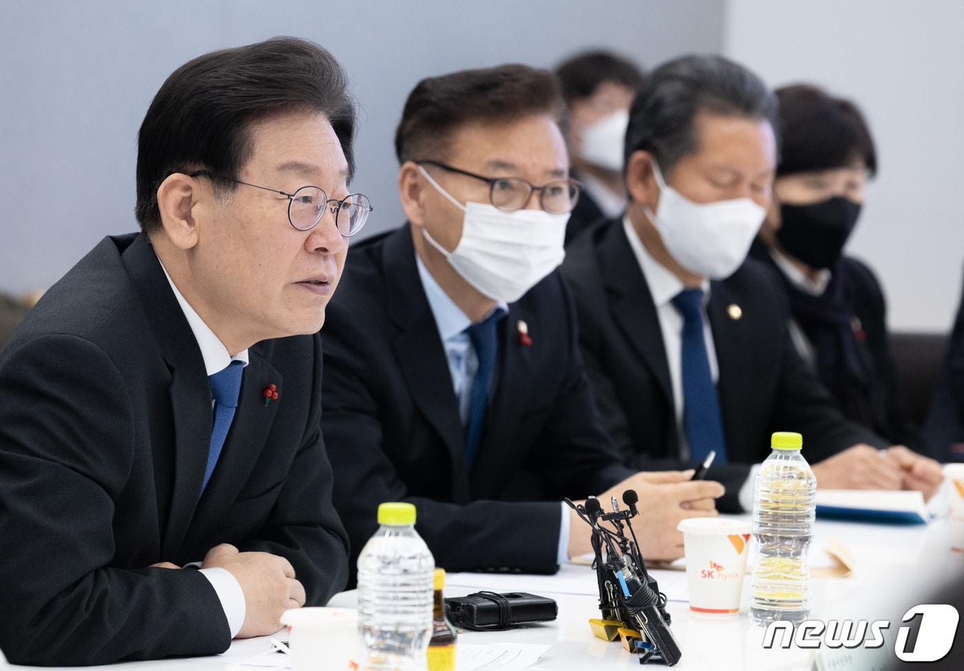 이재명 더불어민주당 대표가 14일 오후 충북 청주시 흥덕구 SK하이닉스에서 열린 반도체 경쟁력 강화 지원을 위한 현장 간담회에서 발언을 하고 있다. 2022.12.14/뉴스1 ⓒ News1 이재명 기자