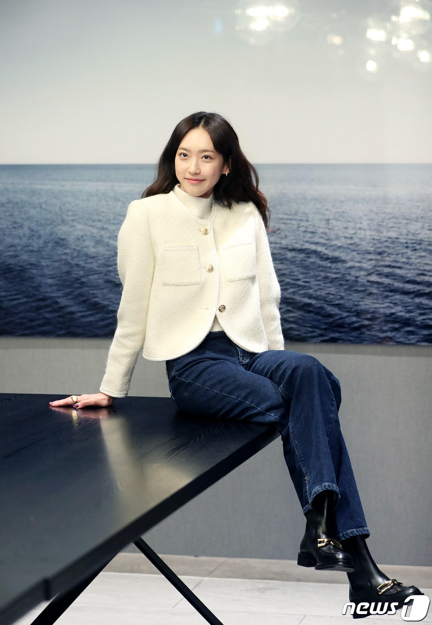 본문 이미지 - 드라마 '치얼업' 배우 한지현이 14일 서울 강남구 가로수길 한 카페에서 열린 뉴스1과의 인터뷰에 앞서 포즈를 취하고 있다. 2022.12.14/뉴스1 ⓒ News1 권현진 기자