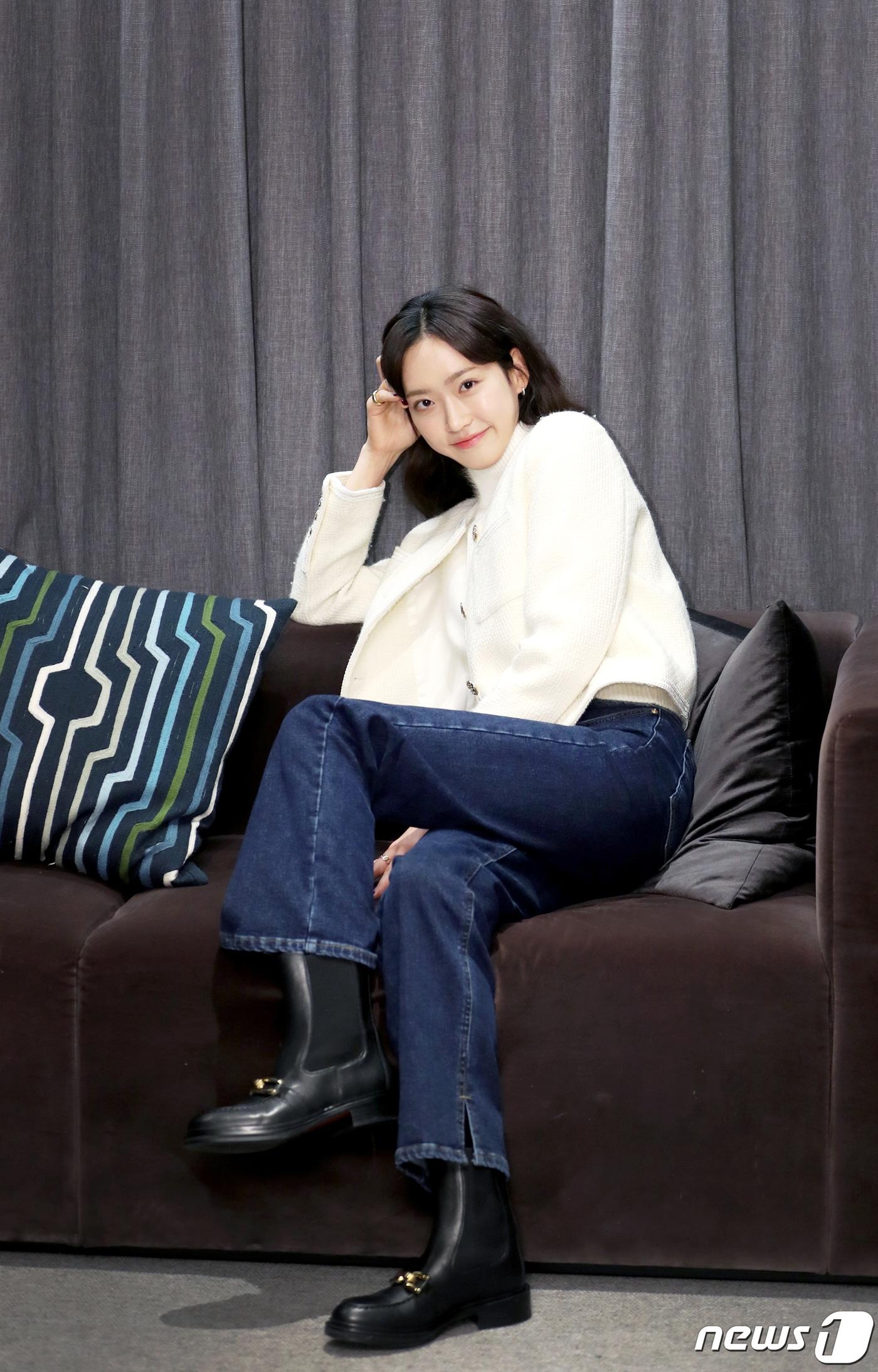 본문 이미지 - 드라마 '치얼업' 배우 한지현이 14일 서울 강남구 가로수길 한 카페에서 열린 뉴스1과의 인터뷰에 앞서 포즈를 취하고 있다. 2022.12.14/뉴스1 ⓒ News1 권현진 기자