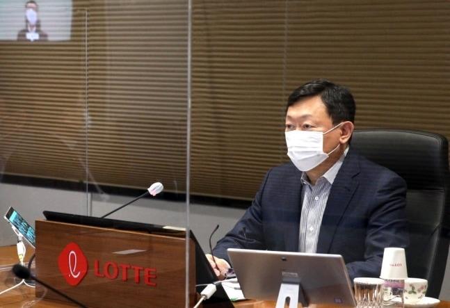 본문 이미지 - 신동빈 롯데그룹 회장이 사장단 회의를 주재하고 있다.(롯데지주 제공)