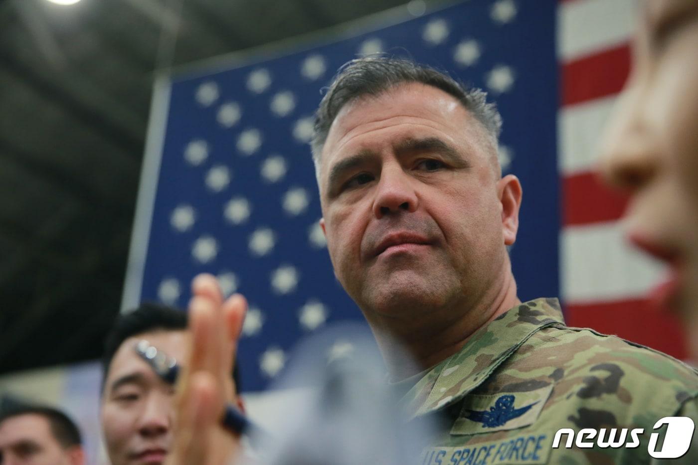 본문 이미지 - 앤소니 매스텔러 인도태평양 우주군 사령관이 14일 경기도 평택시 오산에어베이스에서 열린 주한미군 우주군 창설식을 마치고 취재진의 질문을 받고 있다. 2022.12.14/뉴스1 ⓒ News1 사진공동취재단