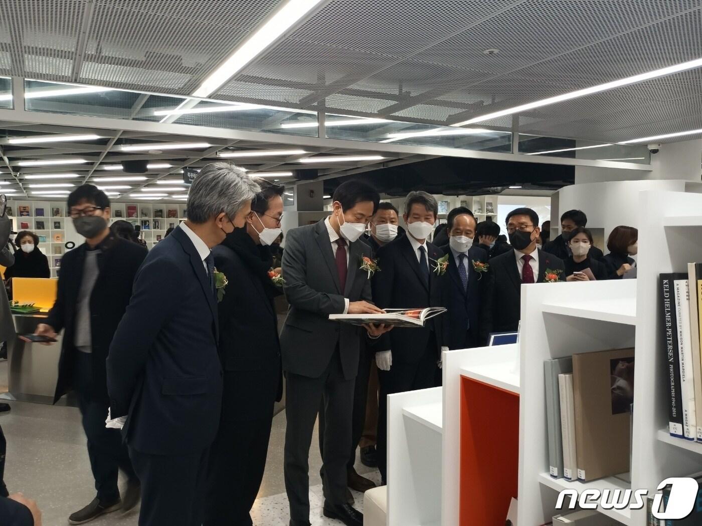 본문 이미지 - 오세훈 서울시장은 14일 오후 열린 '서울아트책보고' 개관식에 참석해 예술 도서 등을 직접 살펴봤다. ⓒ 뉴스1 박우영 기자