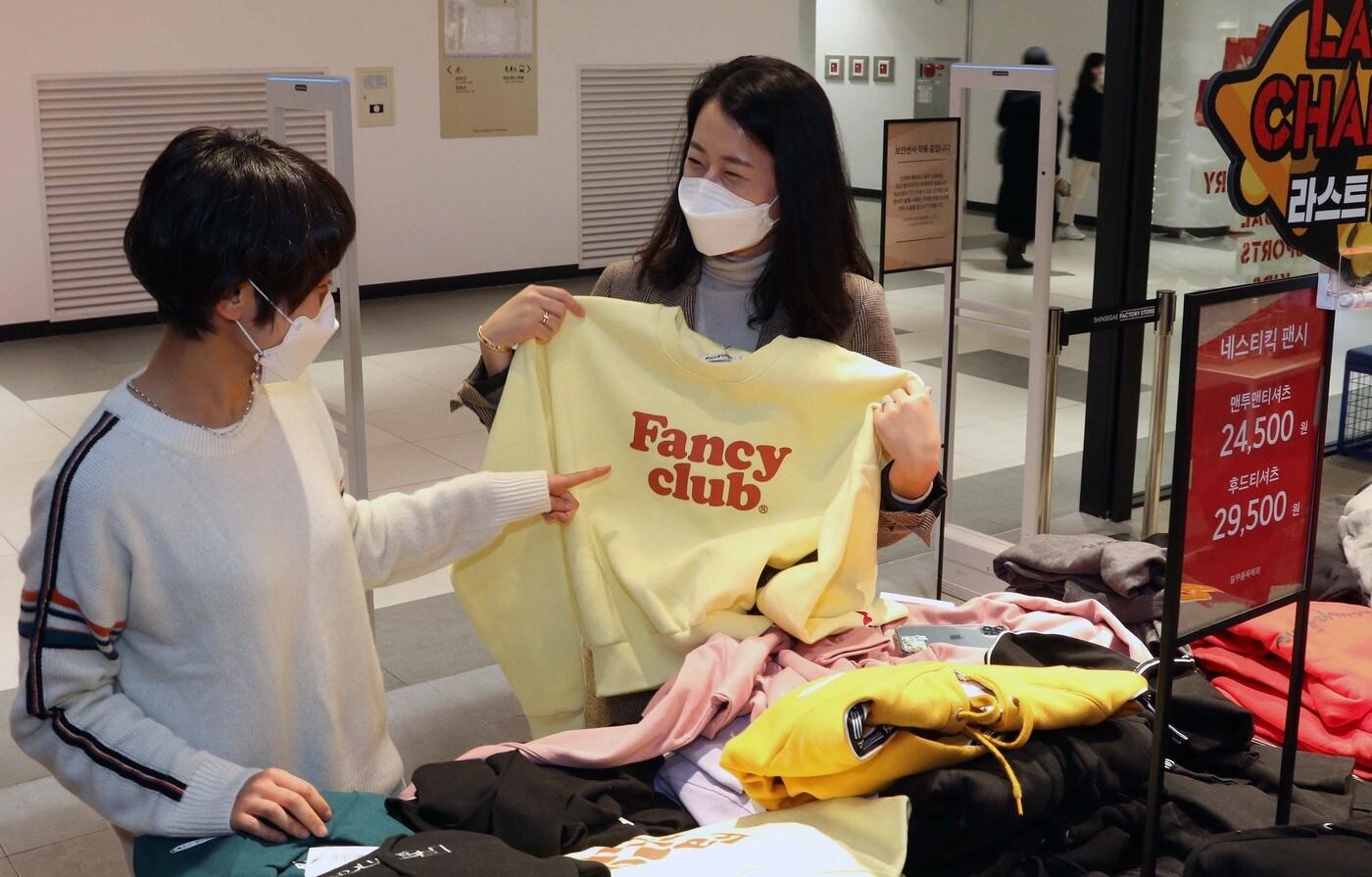 신세계팩토리스토어 강남점 내 중소브랜드를 쇼핑하는 고객 모습(신세계백화점 제공).