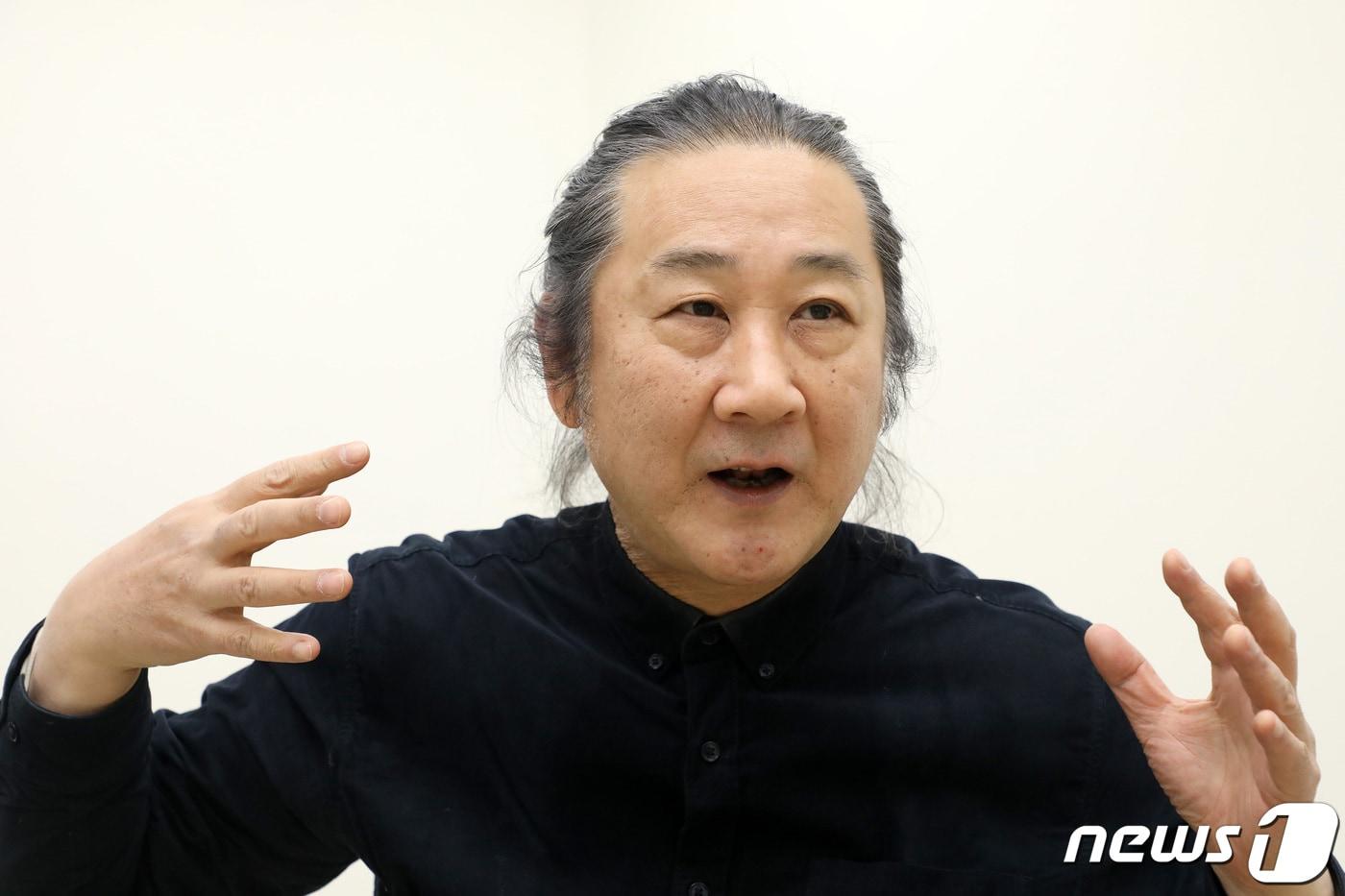 '2022 청춘대학가요제' 본선 심사위원장을 맡은 백두산 출신의 기타리스트 겸 가수 김도균이 뉴스1과 인터뷰를 통해 도전하는 청춘에게 메시지를 전하고 있다. 2022.12.14/뉴스1 ⓒ News1 공정식 기자