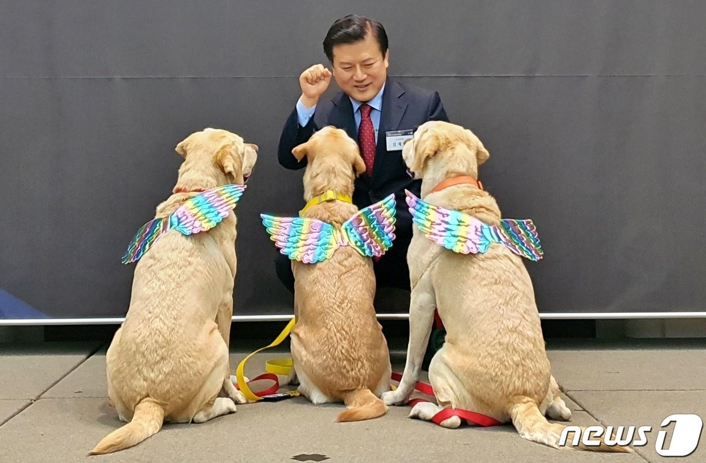 김재영 국경없는 수의사회 대표가 13일 서울 중구 프레스센터에서 뉴스1 주최로 열린 2022 대한민국 반려동물 문화대상 시상식에서 헌혈견들과 사진을 찍고 있다. ⓒ News1 최서윤 기자