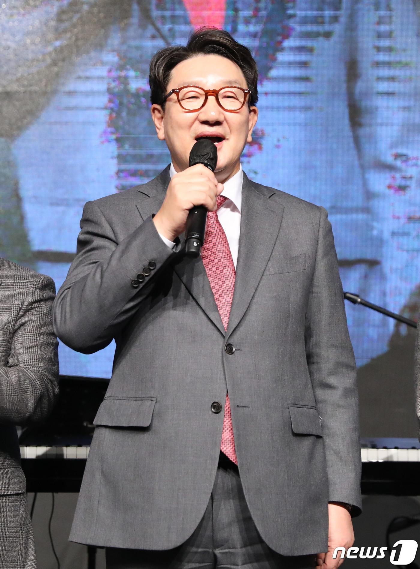 본문 이미지 - 권성동 국민의힘 의원이 14일 서울 여의도 63빌딩에서 열린 &#39;새로운 미래를 준비하는 모임&#39; 전국 발대식 및 송년 자선음악회에서 인사말을 하고 있다. 2022.12.14/뉴스1 ⓒ News1 허경 기자