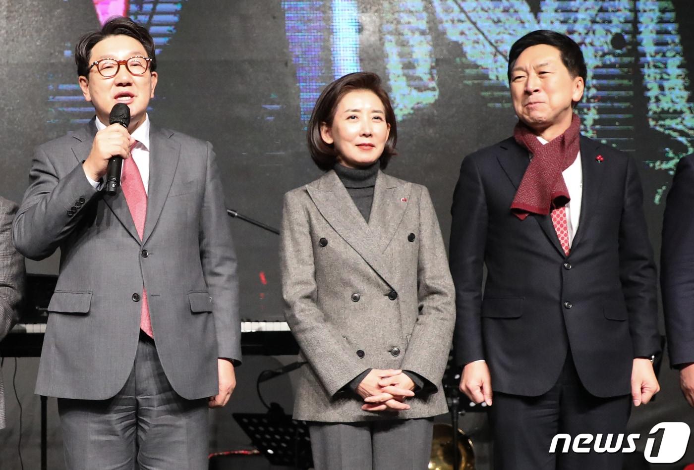 본문 이미지 - 권성동 국민의힘 의원이 14일 서울 여의도 63빌딩에서 열린 '새로운 미래를 준비하는 모임' 전국 발대식 및 송년 자선음악회에서 인사말을 하고 있다. 왼쪽부터 권 의원, 나경원 저출산·고령사회위원회 부위원장, 김기현 국민의힘 의원2022.12.14/뉴스1 ⓒ News1 허경 기자