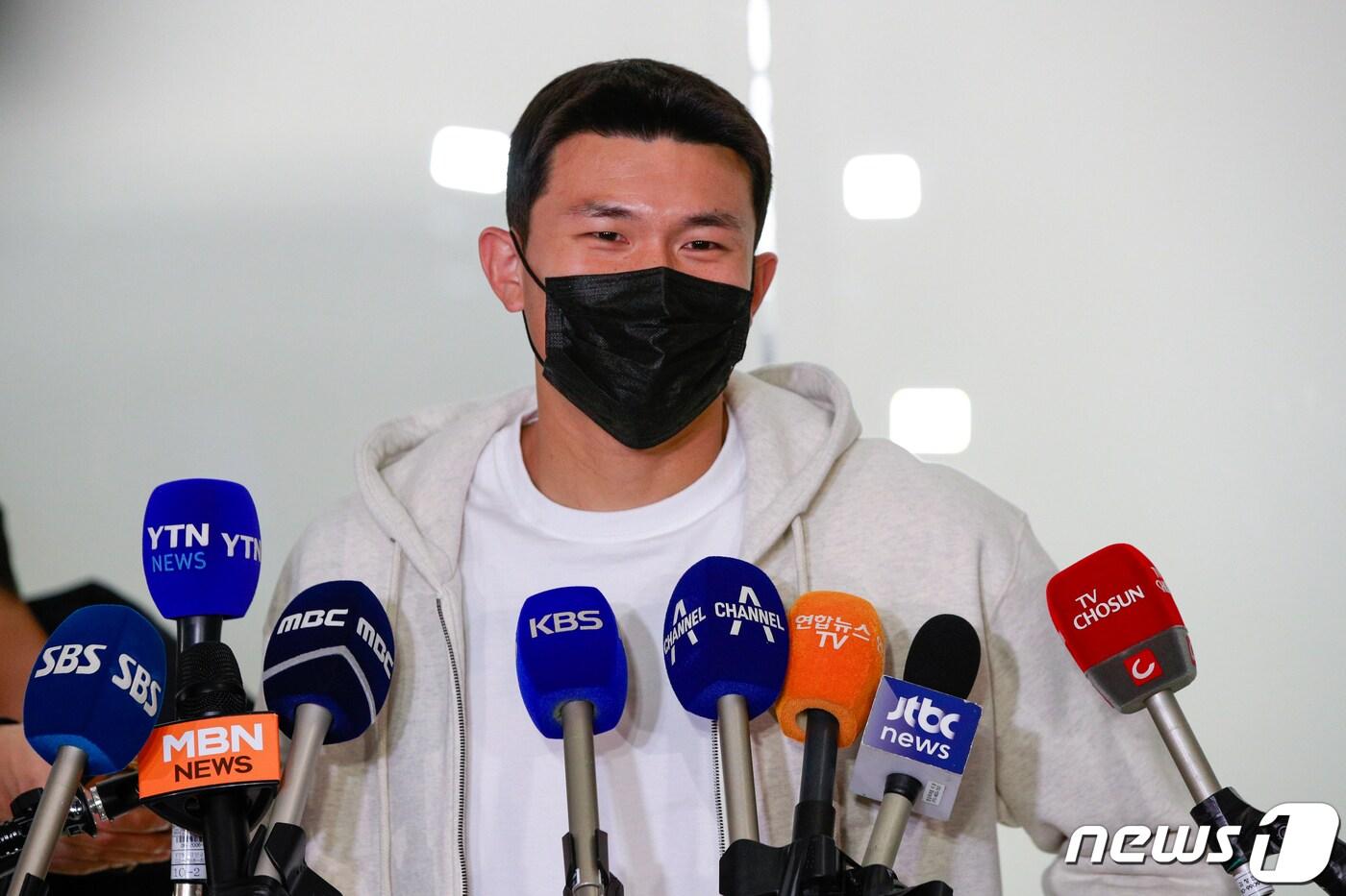 카타르 월드컵에서 활약을 마친 김민재가 14일 오후 소속팀 SSC 나폴리 합류를 위해 인천국제공항 1터미널에서 이탈리아로 출국하기 전 취재진 질의에 답하고 있다. 2022.12.14/뉴스1 ⓒ News1 안은나 기자