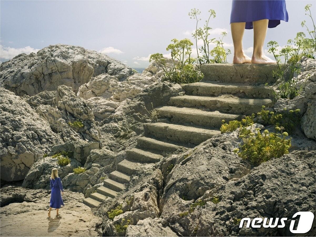 본문 이미지 - '상상을 찍는 사진작가'로 불리는 스웨덴 출신의 세계적 사진작가 에릭 요한슨의 사진전이 내년 3월5일까지 대구 경북대 미술관에서 열린다. 사진은 에릭 요한슨의 작품. (경북대 미술관 제공)/뉴스1