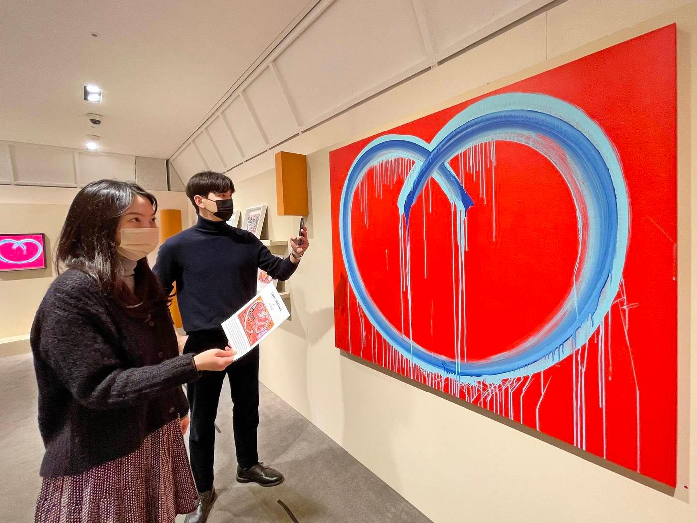 본문 이미지 - 고객들이 갤러리아 한국 실험미술의 거장 '이건용 작가' 작품을 둘러보는 모습(갤러리아 제공).