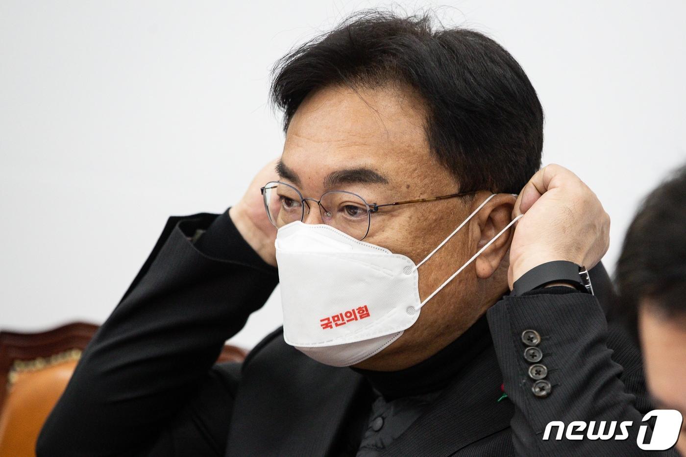 본문 이미지 - 정진석 국민의힘 비상대책위원장이 15일 서울 여의도 국회에서 열린 비상대책위원회의에서 모두 발언을 마친 후 마스크를 쓰고 있다. 2022.12.15/뉴스1 ⓒ News1 유승관 기자