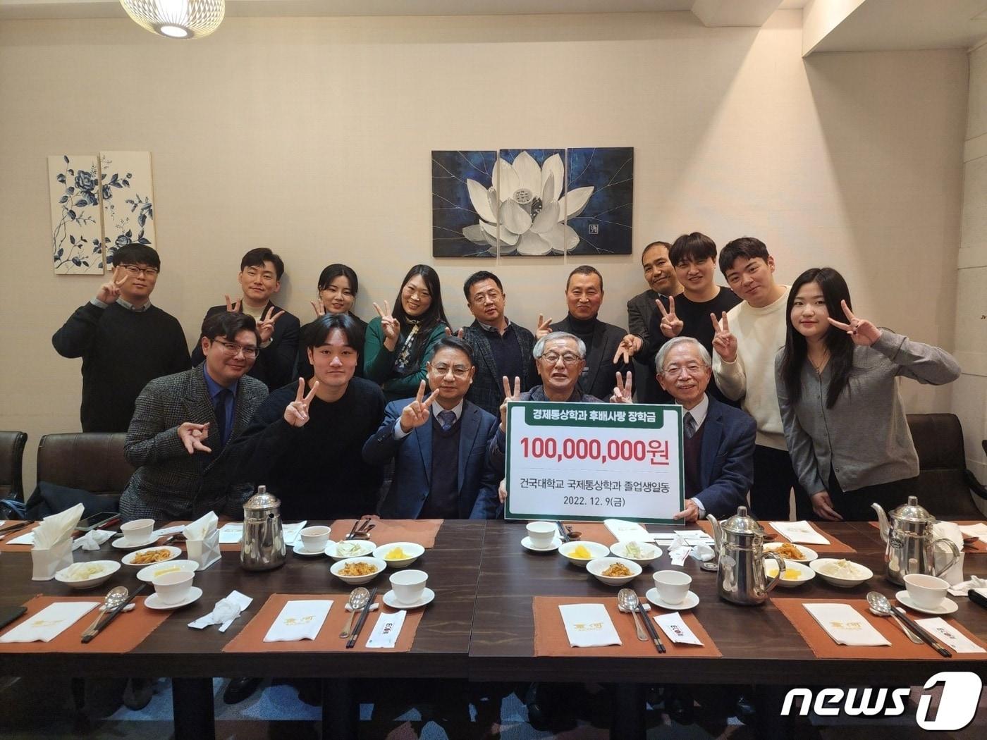 본문 이미지 - 15일 건국대학교 글로컬캠퍼스는 경제통상학과 졸업생들이 후배사랑 장학금 1억원을 조성했다고 밝혔다. 사진은 장학금 조성을 주도한 경제통상학과 교수와 졸업생.(글로컬캠퍼스 제공)2022.12.15/뉴스1