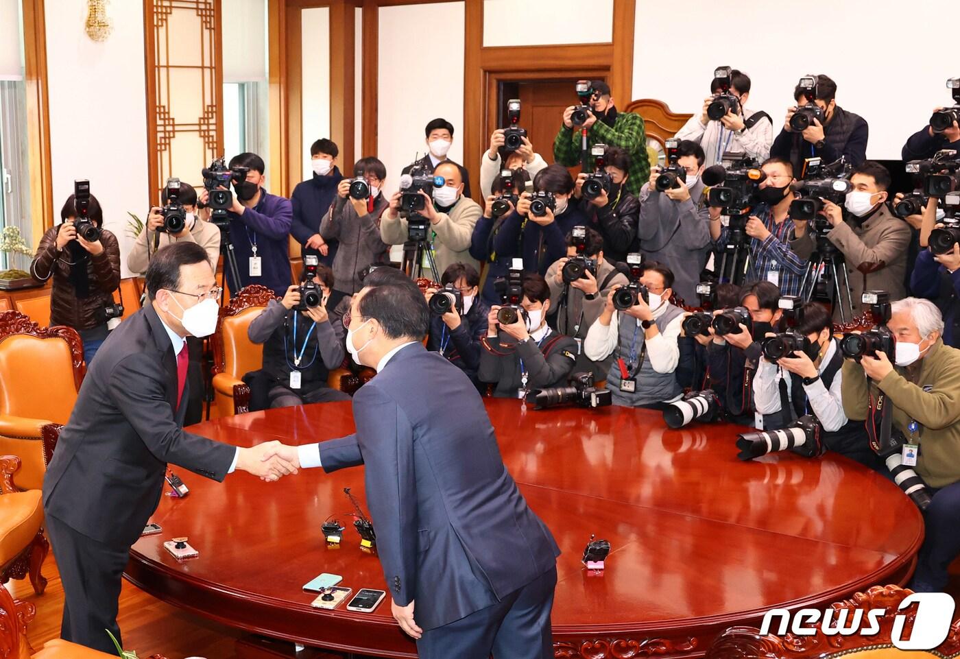 본문 이미지 - 박홍근 더불어민주당 원내대표와 주호영 국민의힘 원내대표가 15일 국회 의장실에서 열린 국회의장·여야 원내대표 회동에 앞서 인사하고 있다. (공동취재) 2022.12.15/뉴스1 ⓒ News1 허경 기자