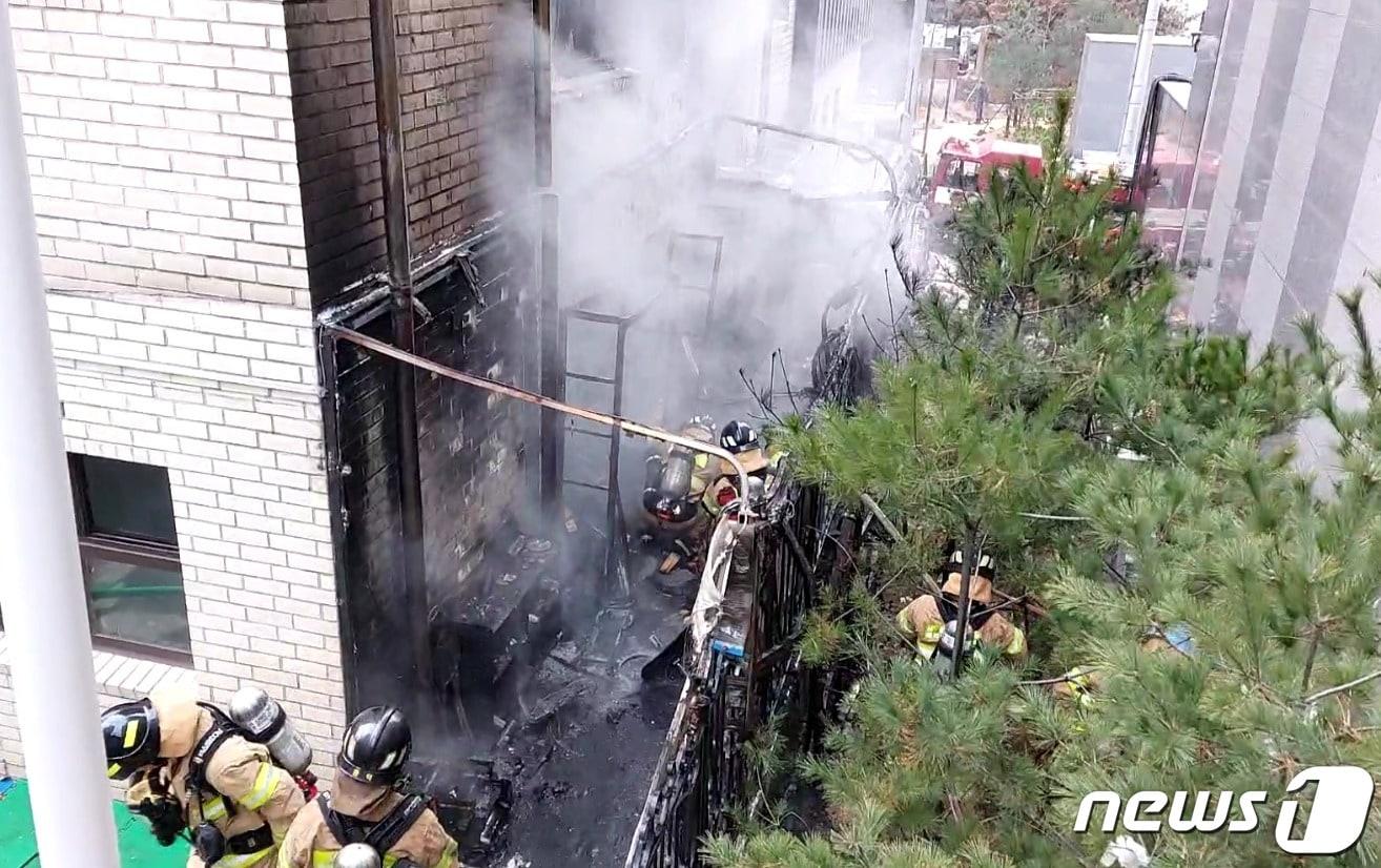 본문 이미지 - 15일 오전 서울 마포구 염리동 유치원 창고에서 불이 나 74명이 대피했다. (마포소방서 제공)