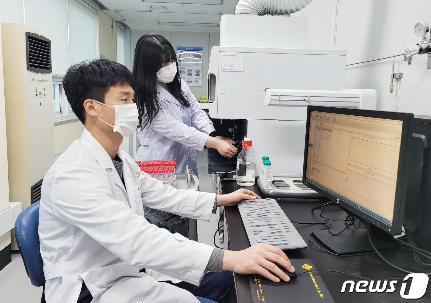 본문 이미지 - 광주시 보건환경연구원 직원들이 검사 결과를 분석하고 있다.(광주시 제공)2022.12.15/뉴스1