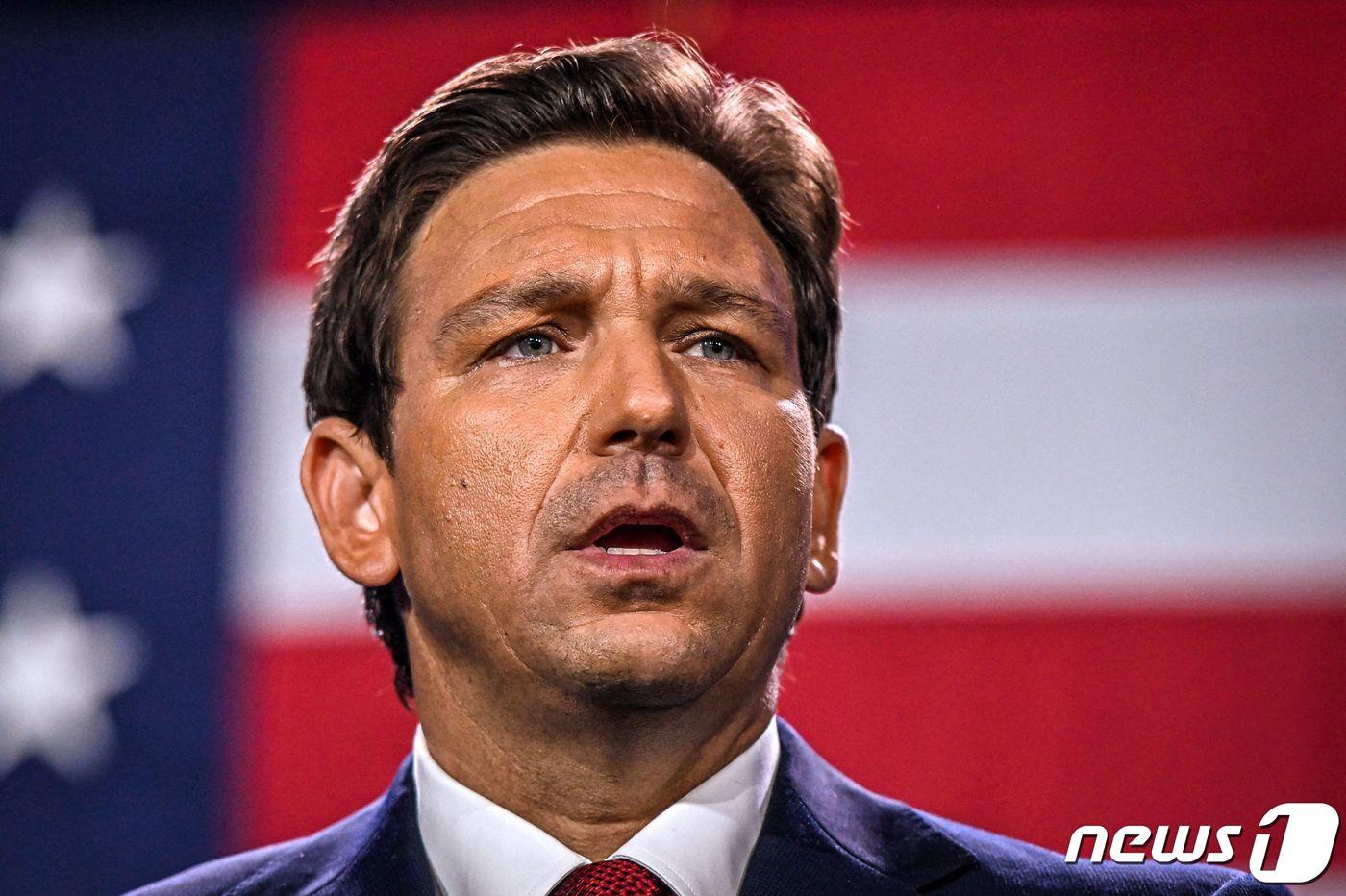 본문 이미지 - 론 디샌티스(44) 미국 플로리다 주지사. 사진은 지난 11·8 중간선거에서 재선에 성공하고 플로리다 템파 컨벤션센터에서 기념 연설을 하고 있는 모습이다. ⓒ AFP=뉴스1 ⓒ News1 정윤미 기자