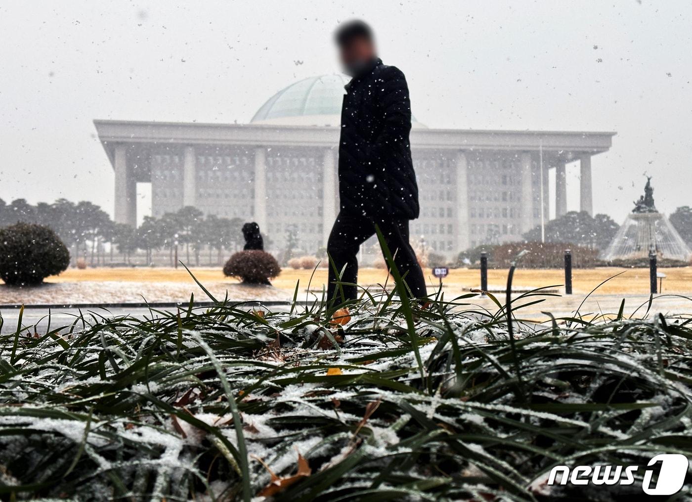 본문 이미지 - 서울 등 수도권 지역에 대설주의보가 발효된 15일 오후 서울 여의도 국회의사당에서 한 시민이 길을 거닐고 있다. 2022.12.15/뉴스1 ⓒ News1 이재명 기자