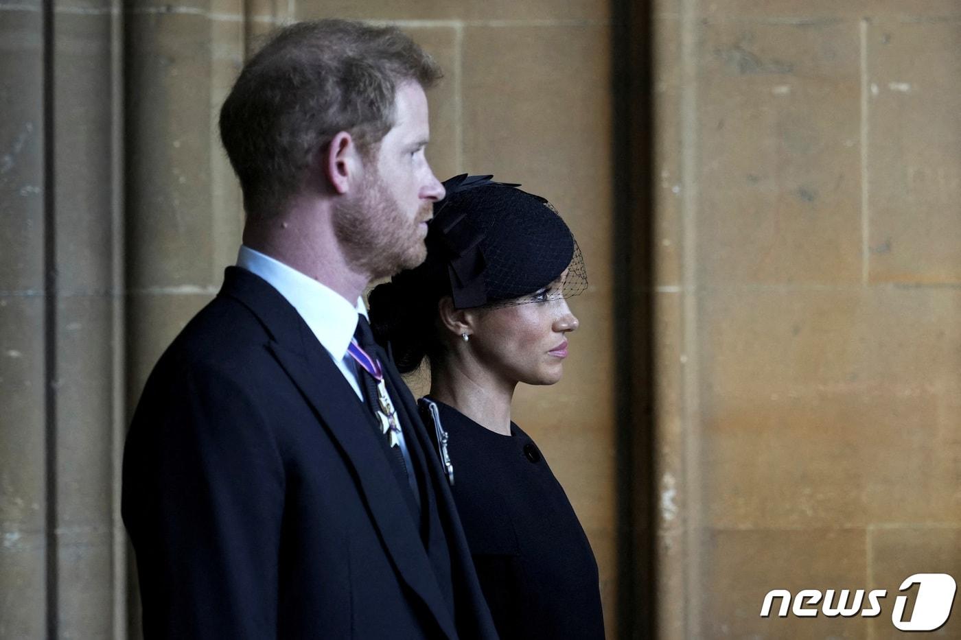 14일(현지시간) 영국 런던 웨스트민스터 홀에서 해리 왕자와 메건 서식스 공작부인이 故엘리자베스 2세 여왕에게 경의를 표한 뒤 떠나고 있다. ⓒ 로이터=뉴스1 ⓒ News1 권진영 기자