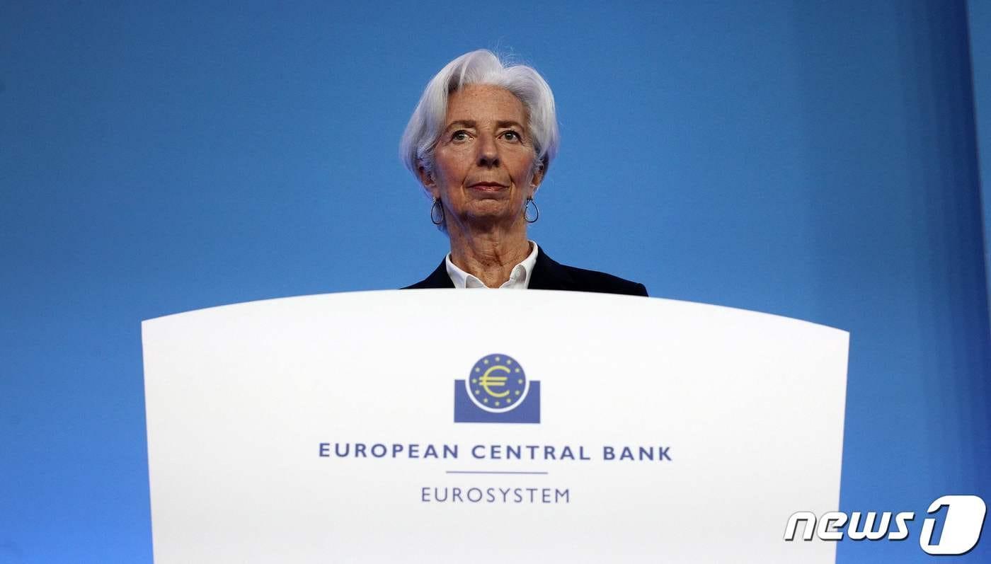 지난 3월 독일 프랑크푸르트에서 유럽중앙은행(ECB) 이사회 회의를 마친 크리스틴 라가르드 ECB 총재가 기자회견을 하고 있는 모습이다. 15일(현지시간) ECB 금리 인상폭은 앞선 미국 연방준비제도(Fed)와 같이 소폭에 그칠 것으로 예상된다. 그간 ECB는 러시아의 우크라이나 침공 이후 라가르드 총재의 표현처럼 '사상 가장 빠른 속도'로 금리를 인상해 왔다. 그러나 최근 인플레이션이 완화됨에 따라 이 같이 금리 인상 속도를 조절한 것으로 전문가들은 보고 있다. 2022.12.15. ⓒ AFP=뉴스1 ⓒ News1 김성식 기자