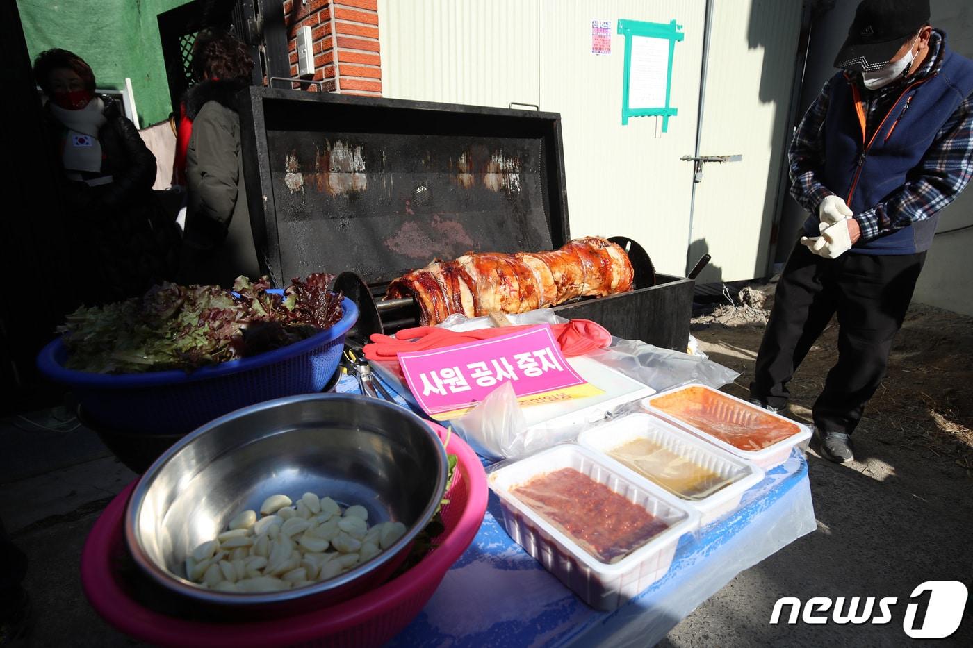 본문 이미지 - 대구 북구 대현동 이슬람사원 건축을 반대하는 주민들이  지난 15일 오후 공사현장 앞에서 돼지고기를 구워 이웃과 나누는 송년회를 준비하고 있다. 2022.12.15/뉴스1 ⓒ News1 공정식 기자