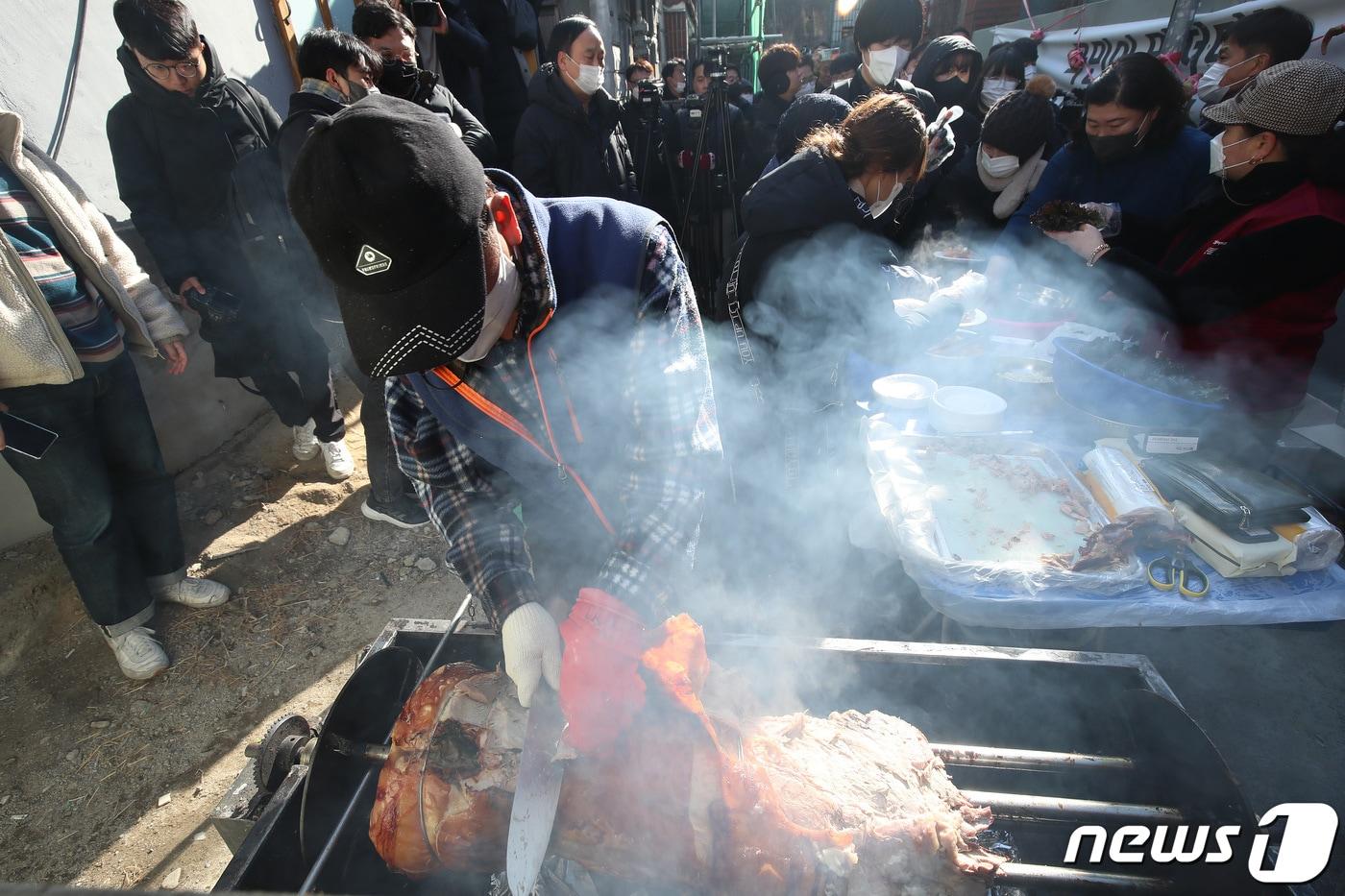 대구 북구 대현동 이슬람사원 건축을 반대하는 주민들이 공사현장 앞에서 돼지고기를 구워 이웃과 나누며 송년회를 진행하고 있다. 2022.12.15/뉴스1 ⓒ News1 공정식 기자