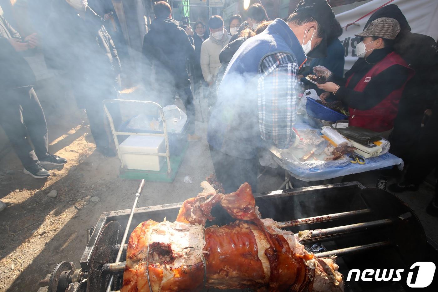 본문 이미지 - 대구 북구 대현동 이슬람사원 건축을 반대하는 주민들이 지난해 12월15일 오후 공사현장 앞에서 돼지고기를 굽고 있다.  2022.12.15/뉴스1 ⓒ News1 공정식 기자