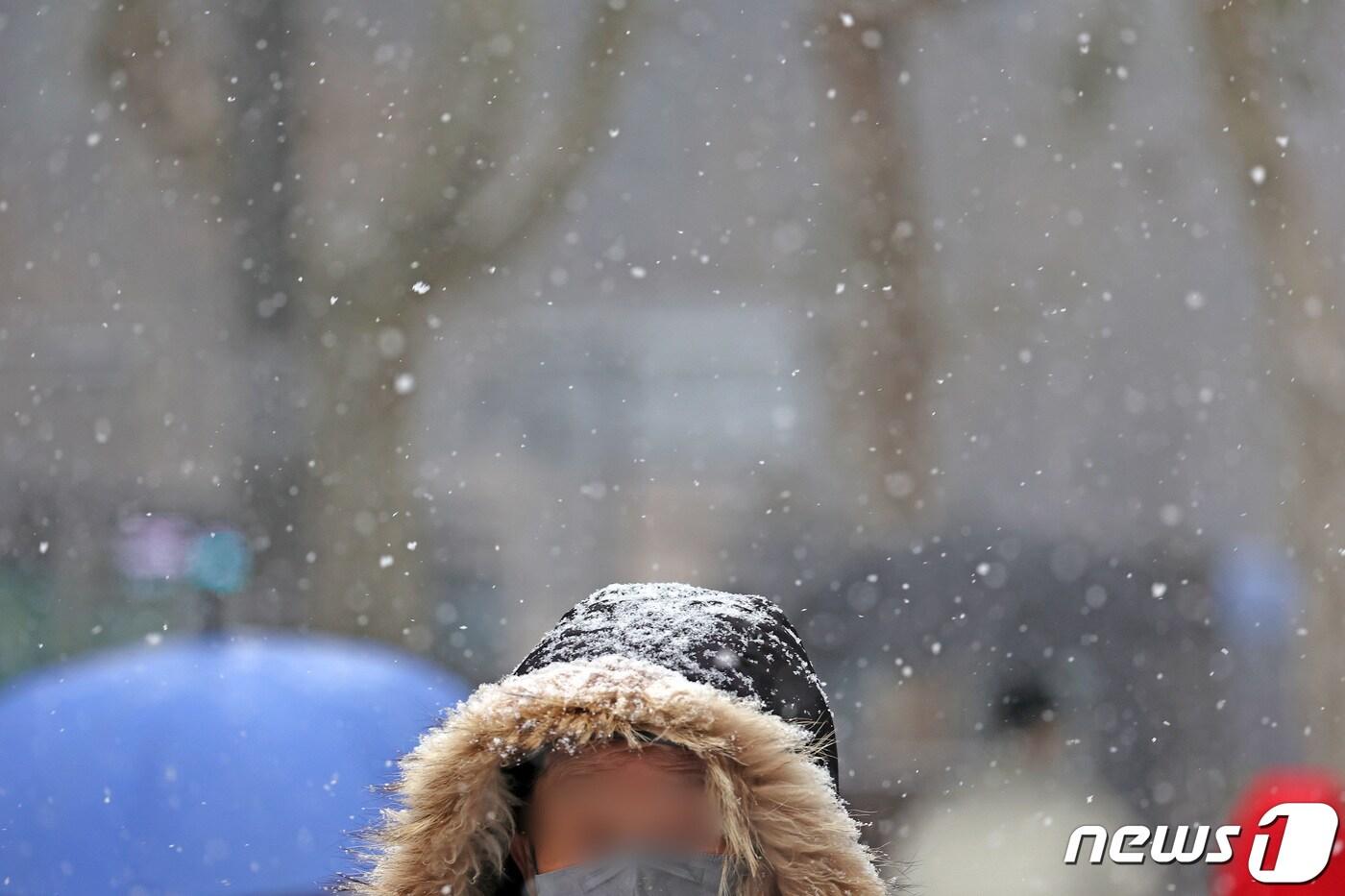 본문 이미지 - 전국 각지에 대설과 한파가 찾아온 15일 서울 시내 거리에서 한 시민의 모자 위로 눈이 쌓여 있다. 2022.12.15/뉴스1 ⓒ News1 조태형 기자