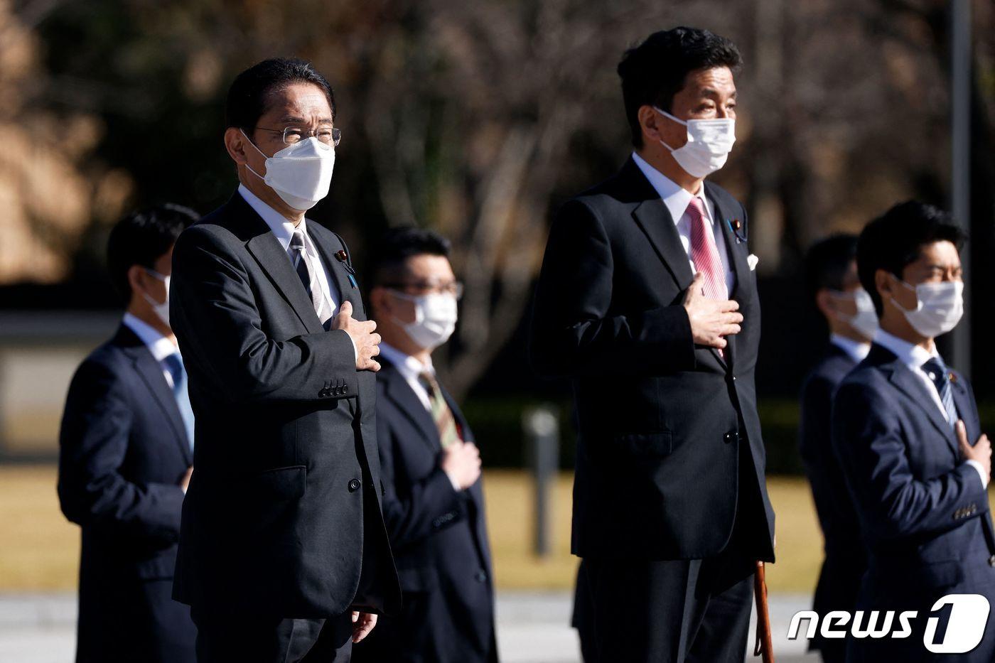 본문 이미지 - 기시다 후미오 일본 총리(왼쪽)와 기시 노부오 전 일본 방위상이 도쿄 아사카 육상자위대 기지에 방문해 의장대를 사열하고 있다. ⓒ AFP=뉴스1 ⓒ News1 강민경 기자