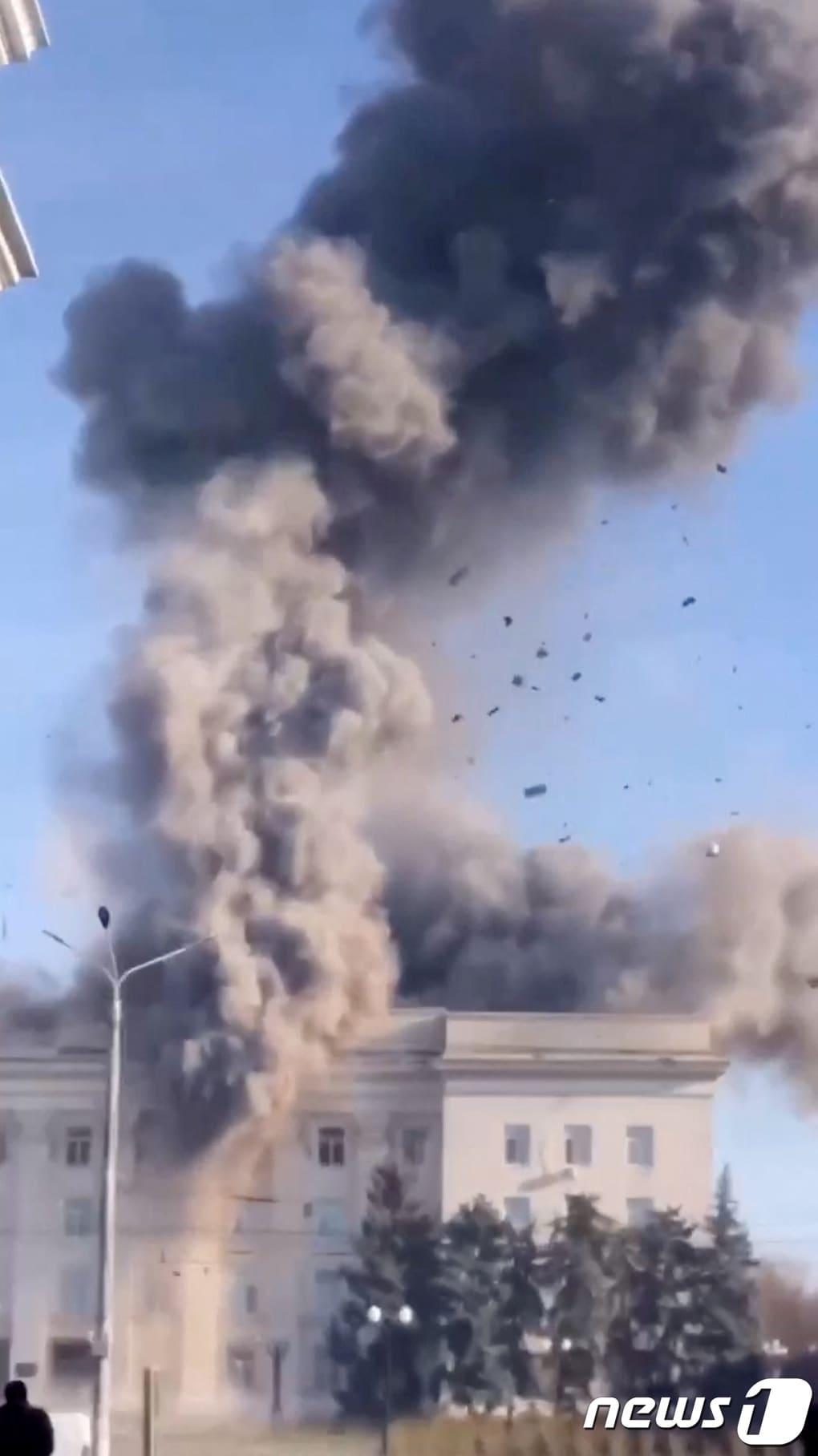 본문 이미지 - 14일&#40;현지시간&#41; 우크라이나 헤르손에서 러시아 군의 로켓 포격을 받은 주 정부 청사서 연기가 솟아오르고 있다. ⓒ 로이터=뉴스1 ⓒ News1 우동명 기자
