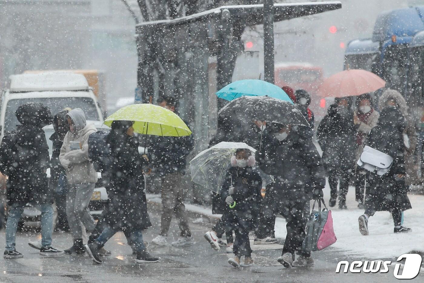 본문 이미지 - 서울을 비롯한 중부지방에 대설주의보가 내려진 15일 오전 서울 시내 한 거리에서 시민들이 발걸음을 재촉하고 있다. 2022.12.15/뉴스1 ⓒ News1 김도우 기자