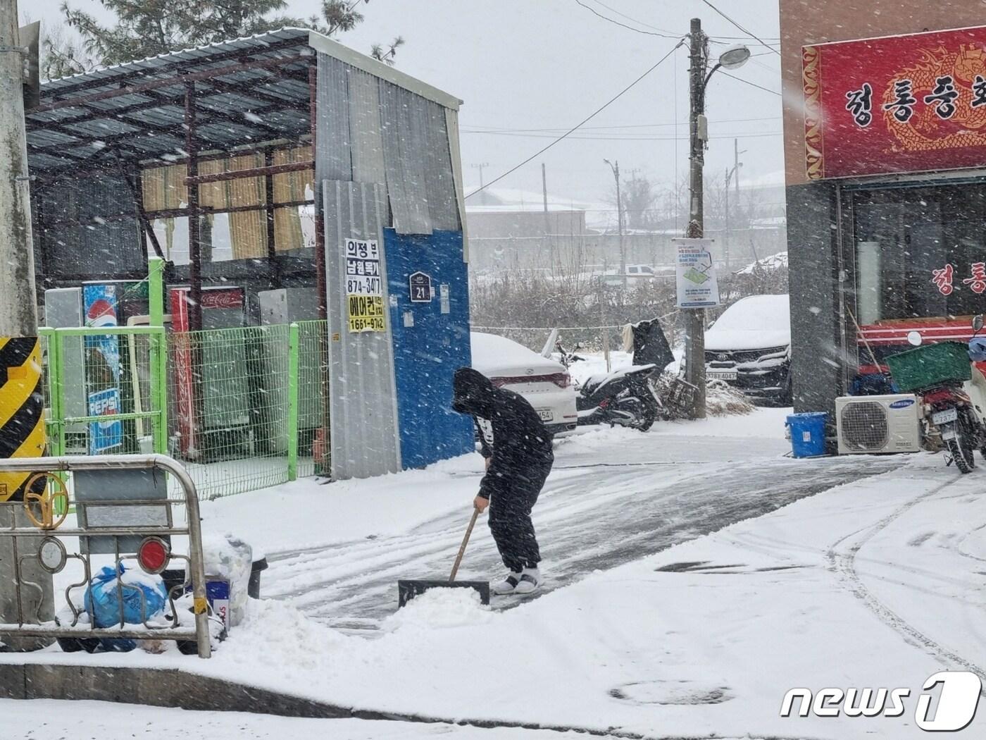본문 이미지 - 15일 경기 의정부시 한 식당 앞에서 직원이 눈을 치우고 있다. 2022.12.15./뉴스1 양희문 기자 