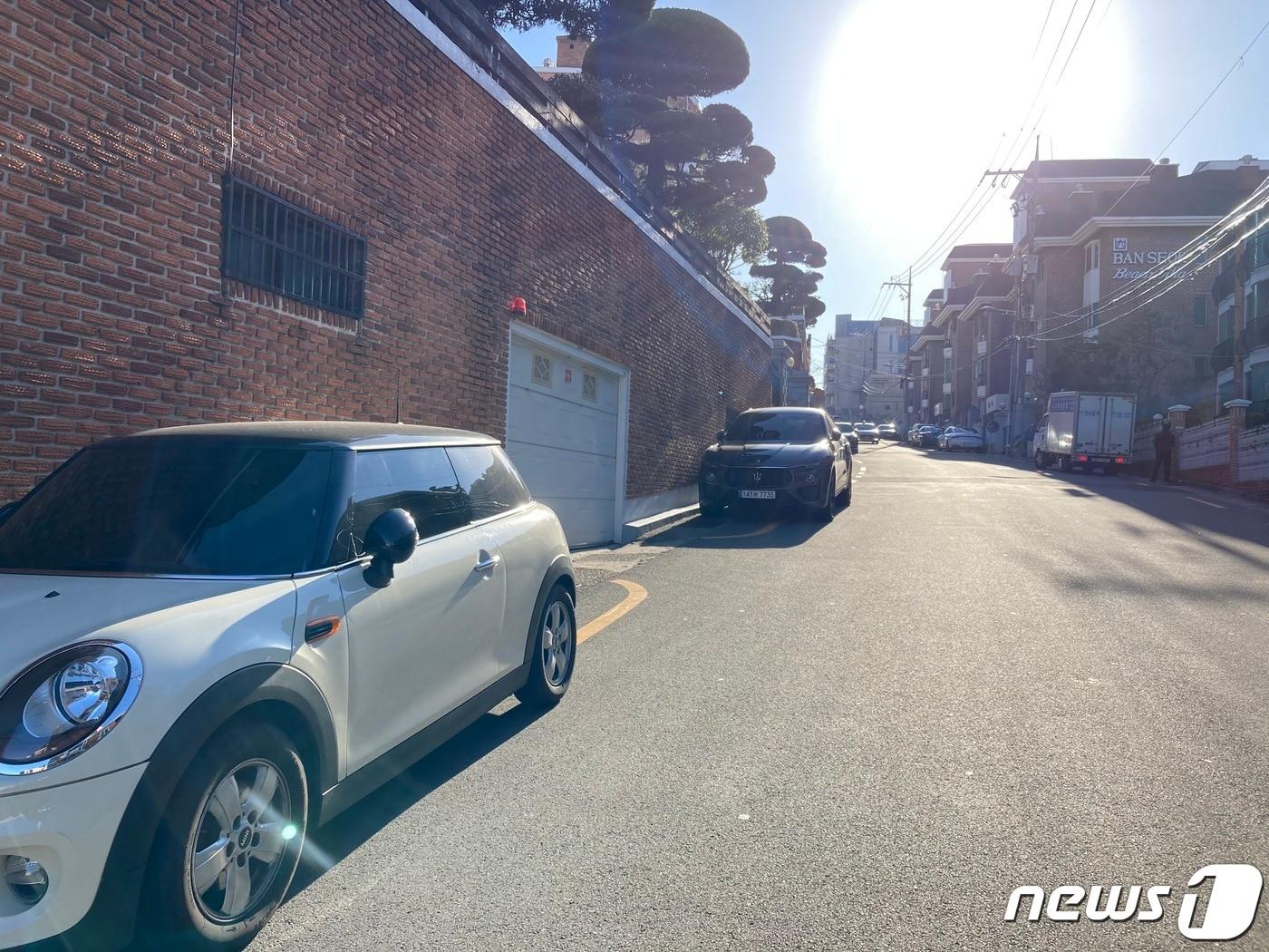 본문 이미지 - 15일 오전 부산 해운대구 달맞이길 인근 내리막길 도로에 미끄러짐 안전장치 없이 차량들이 주정차돼 있다.2022.12.15/뉴스1 백창훈 기자