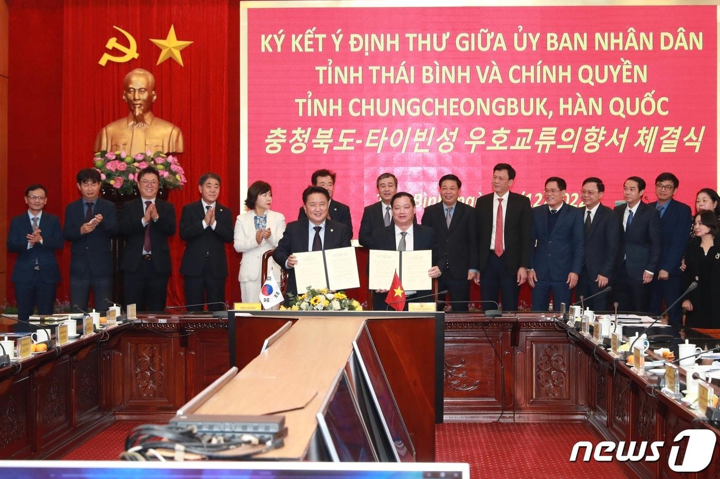 김영환 지사를 단장으로 한 충북도 대표단은 15일 베트남 북부 요충지인 타이빈성을 방문해 우호교류협정을 체결했다. (충북도 제공)