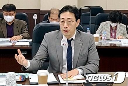 본문 이미지 - 윤형중 한국공항공사 사장이 15일 공사에서 열린 기자간담회에서 발언을 하고 있다. (한국공항공사 제공) / 뉴스1