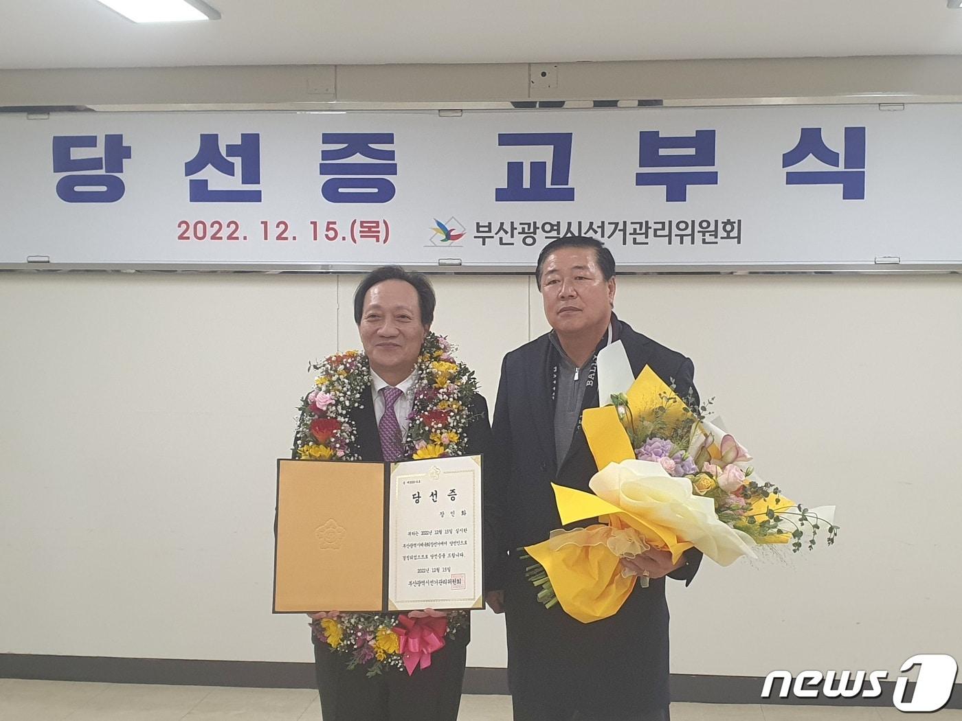본문 이미지 - 장인화 부산시체육회장이 15일 부산 동래구 부산시체육회관에서 민선 2기 시체육회장 당선을 확정 짓고 기념 촬영을 하고 있다.2022.12.15/뉴스1 노경민 기자