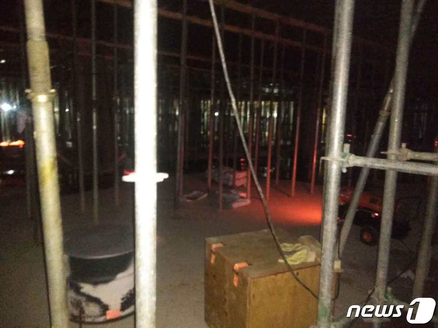 본문 이미지 - 15일 오후 4시 50분께 경기 파주시 동패동의 아파트 신축 공사장에서 일산화탄소 중독 사고가 발생해 10명이 병원으로 옮겨져 치료를 받고 16일 현재 8명이 귀가한 상황이다. 이날 사고는 지하층에 양생작업을 위해 피워둔 70개의 난로에서 발생한 일산화탄소에 작업자들이 중독돼 벌어진 것으로 추정되고 있다. 사진은 사고의 원인으로 지목된 지하층 난로 모습.  (경기북부소방재난본부 제공) 2022.12.15/뉴스1 