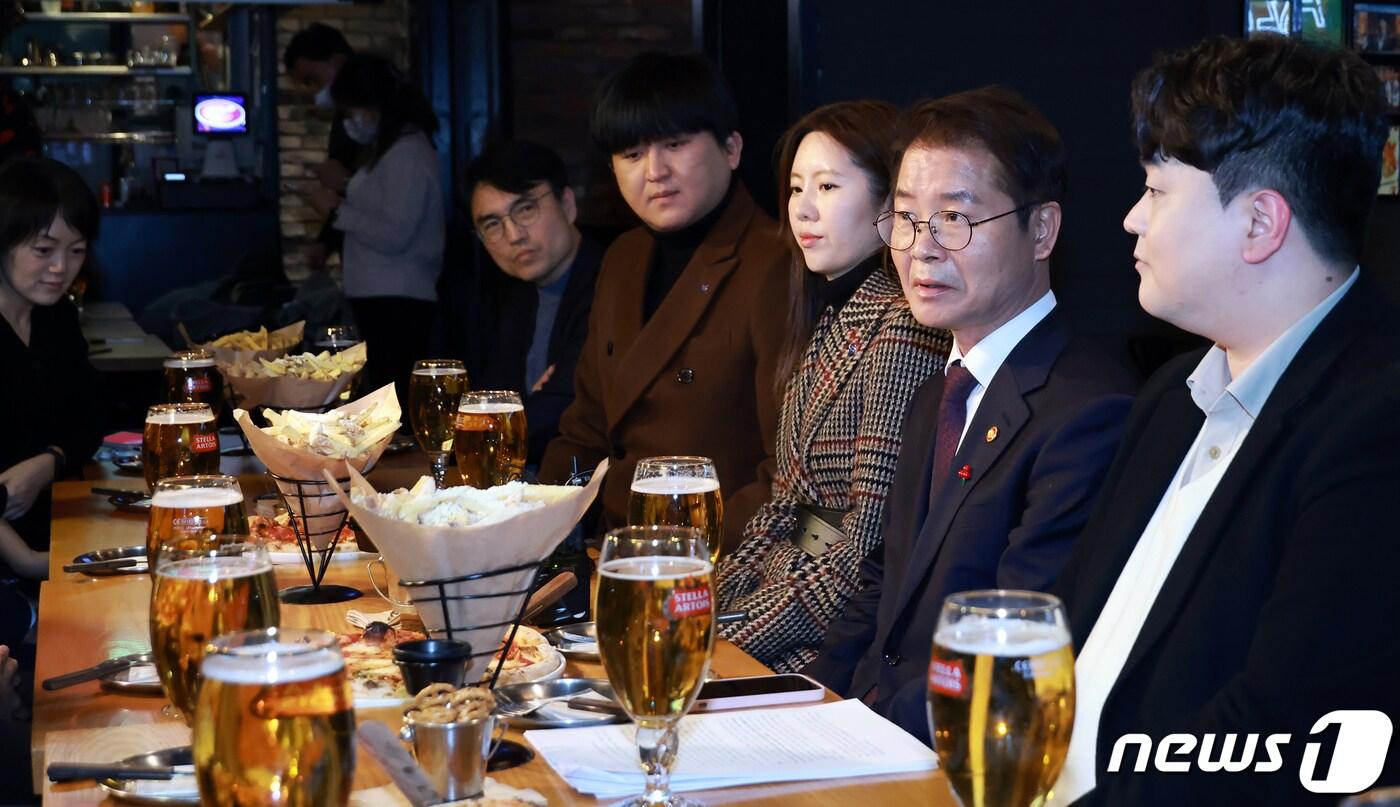이정식 고용노동부 장관이  서울 종로구 광화문 인근 호프집에서 2030 자문단과 호프미팅을 갖고 청년이 희망하는 미래 노동시장 모습, 현재 노동 현장 인식 등에 대해 쳥년들의 의견을 청취하고 있다.(고용노동부 제공) 2022.12.15/뉴스1 ⓒ News1 임세영 기자