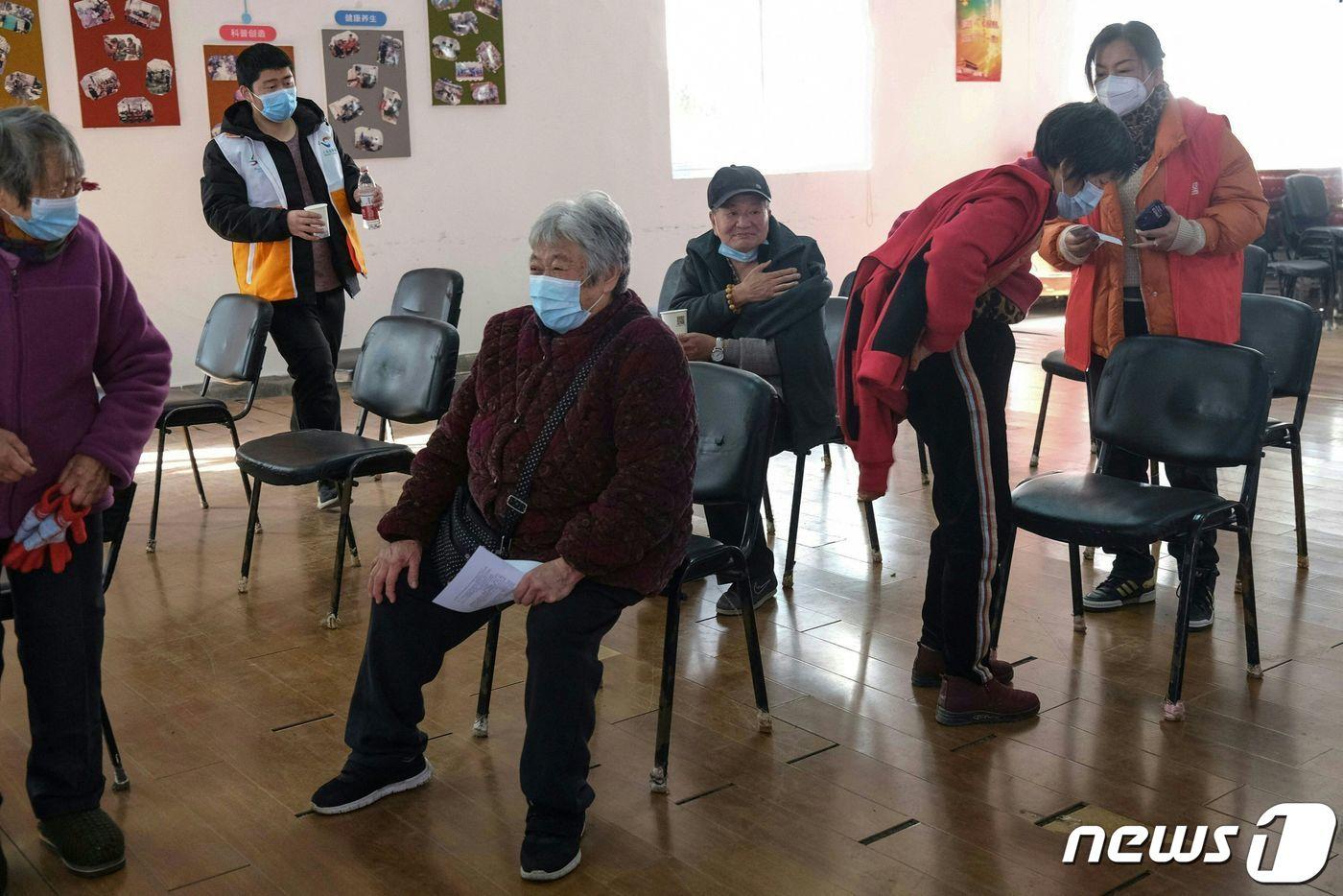 본문 이미지 - 15일 (현지시간) 중국 상하이에 마련된 코로나19 백신 접종소서 노인들이 접종을 기다리고 있다. ⓒ AFP=뉴스1 ⓒ News1 우동명 기자