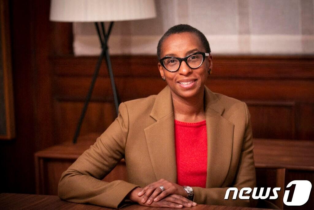 본문 이미지 - 미국 하버드대 최초 흑인 총장으로 선발된 클라우딘 가이(52) 인문과학대학 학과장 2022.12.15 ⓒ AFP=뉴스1 ⓒ News1 정윤미 기자