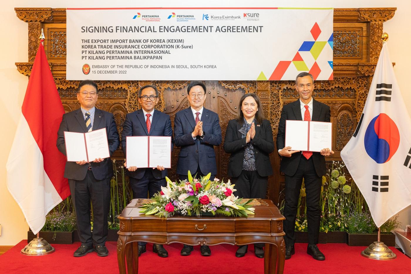본문 이미지 - 한국수출입은행과 인니 국영석유가스회사 페르타미나가 지난 15일 주한 인도네시아 대사관에서 발릭파판 정유공장 증설사업에 11.9억달러 규모 PF금융 지원 약정을 체결했다. 사진 왼쪽부터 권원협 수은 플랜트금융부장, 타우픽 아디티야와르만(Taufik Aditiyawarman) KPI CEO, 김형준 수은 프로젝트금융본부장, 젤다 울란 카르티카(Zelda Wulan Kartika) 주한 인도네시아 부대사, 페리 야니(Feri Yani) KPB CEO. (수은 제공)