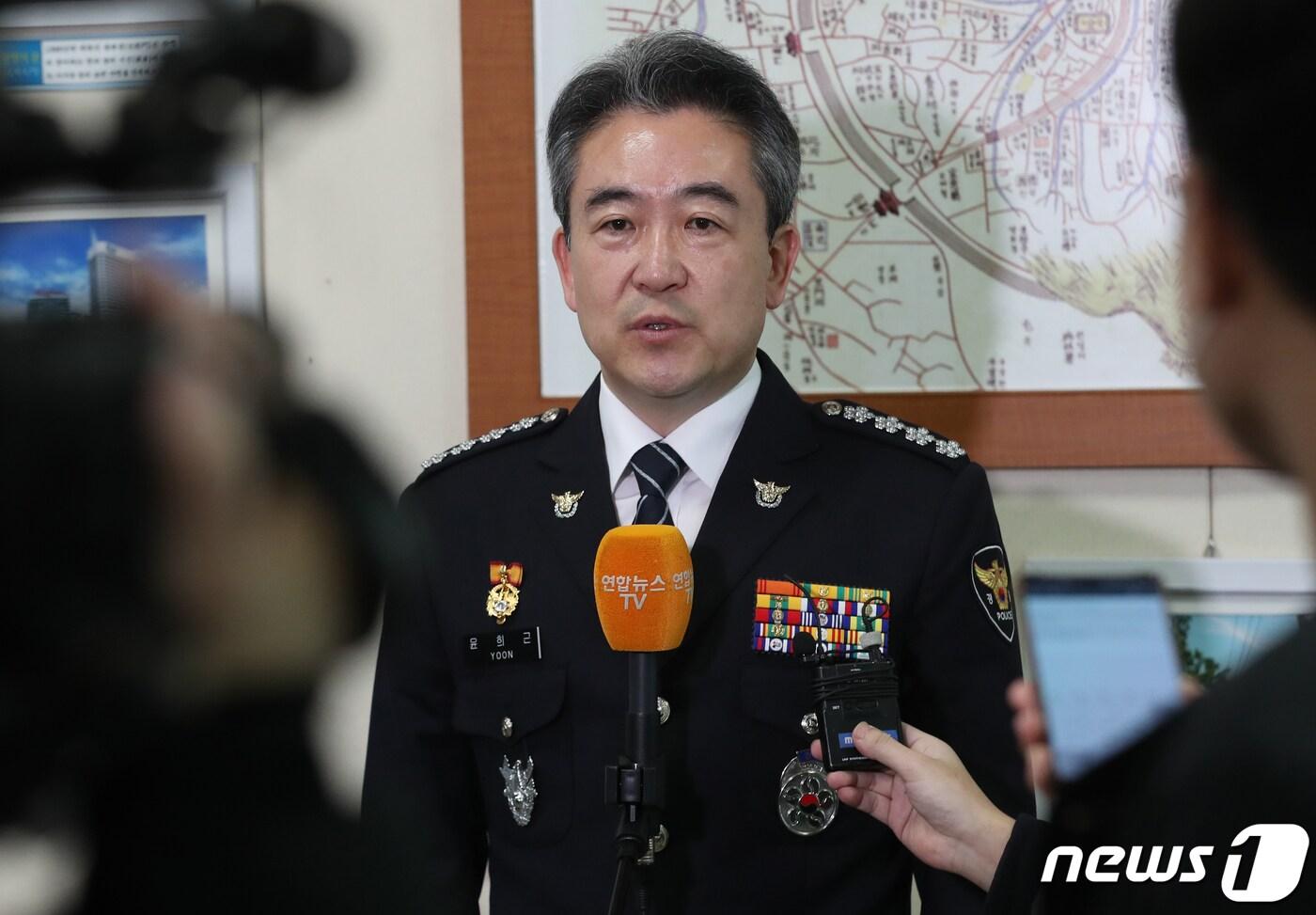 본문 이미지 - 윤희근 경찰청장이 16일 오전 서울 중구 중부경찰서에서 '이태원 참사' 관련 인터뷰를 하고 있다. 2022.12.16/뉴스1 ⓒ News1 송원영 기자