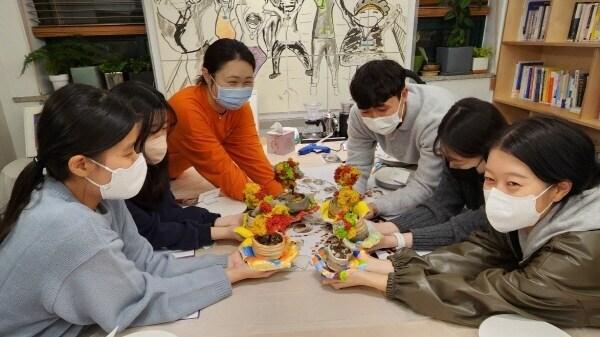 본문 이미지 - '생명사랑 나를케어' 프로그램 파일럿 테스트를 진행하고 있는 모습