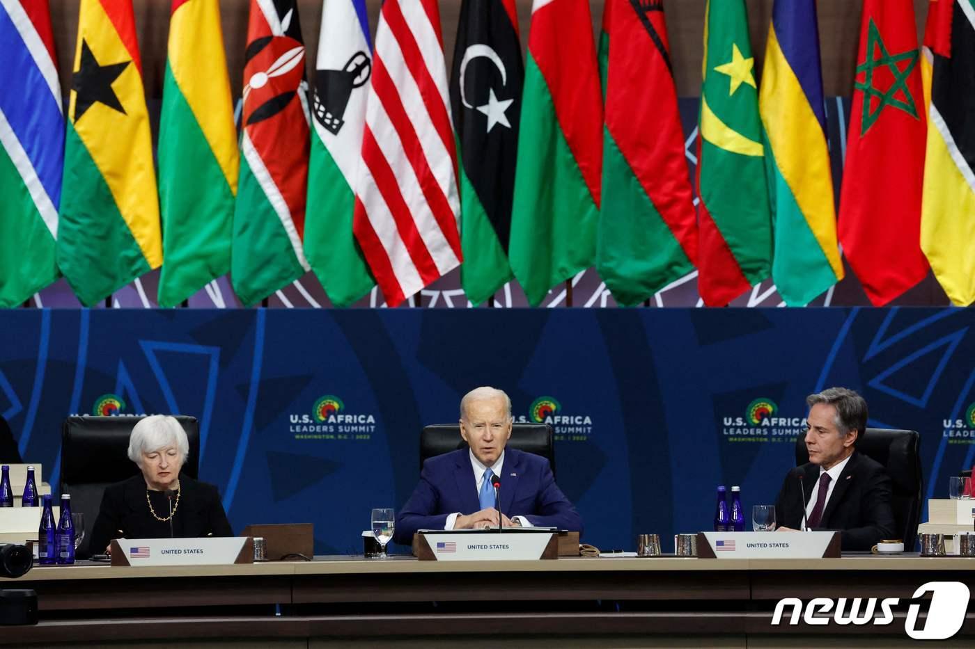 조 바이든 미국 대통령이 15일&#40;현지시간&#41; 워싱턴 컨벤션 센터에서 열린 미국-아프리카 정상회의 식량 안보 세션 폐막식에 토니 블링컨 국무장관, 재닛 옐런 재무 장관과 참석을 하고 있다. 2022.12.16ⓒ AFP=뉴스1 ⓒ News1 우동명 기자