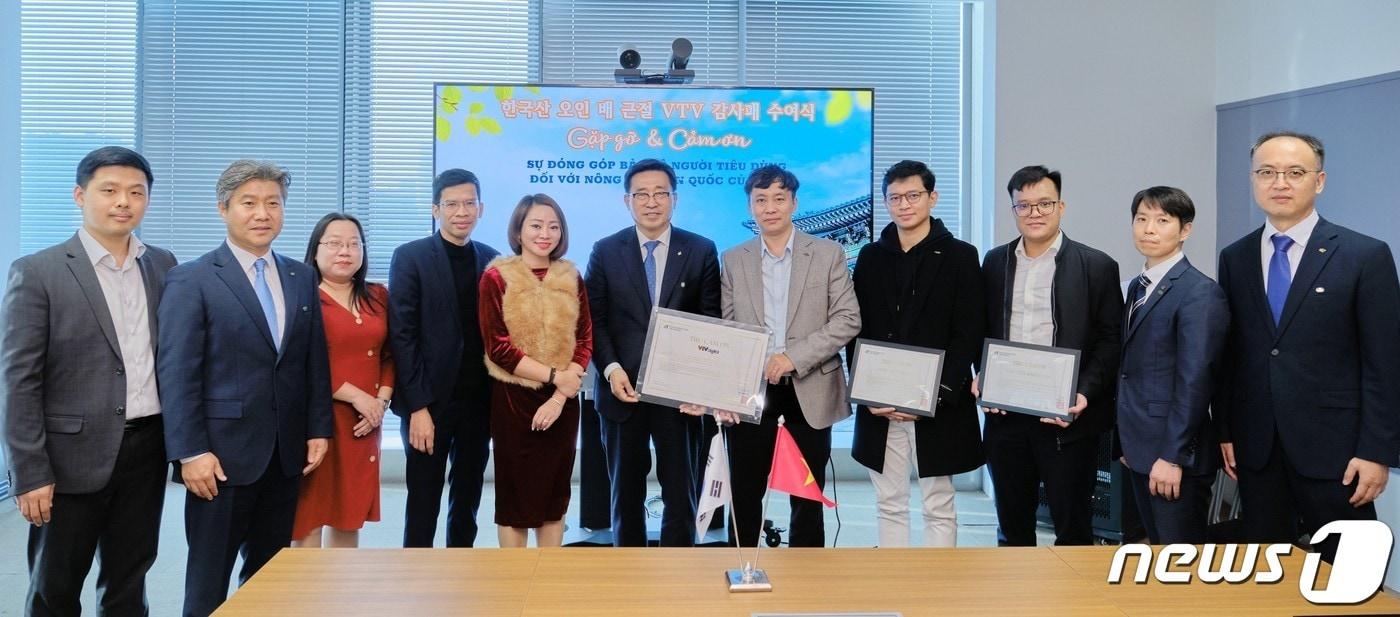 본문 이미지 - 지난 15일 김춘진 한국농수산식품유통공사 사장이 VTV 본사를 찾아 '뉴스24' 제작 관계자들에게 한국산 오인 농산물 근절에 기여한 공로로 감사패를 전달했다.(한국농수산식품유통공사 제공) 2022.12.16/뉴스1