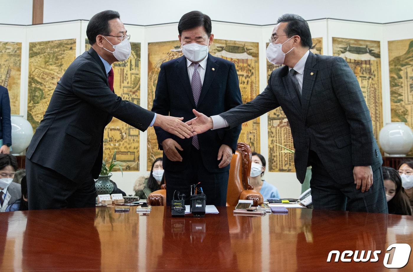 본문 이미지 - 주호영 국민의힘 원내대표와 박홍근 더불어민주당 원내대표가 지난달 16일 오후 서울 여의도 국회에서 열린 김진표 국회의장 주재 원내대표 회동에 참석하며 악수하고 있다./뉴스1 ⓒ News1 이재명 기자